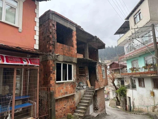İzmit&rsquo;te kullanılmayan iki katlı evin &ccedil;atısı alev alev yandı
