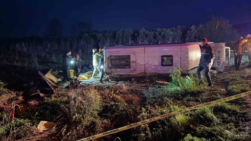 İznik&rsquo;de feci kaza; 12 yaralı 1 &ouml;l&uuml;
