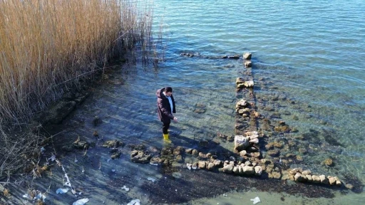 İznik G&ouml;l&uuml;&rsquo;nde sular &ccedil;ekildi...Bir tarihi eser g&uuml;ny&uuml;z&uuml;ne &ccedil;ıktı
