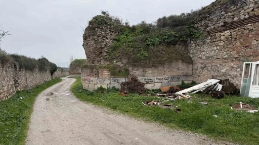 İznik&rsquo;te 2 bin yıllık surlara sprey boya ile yazılan yazılar tepki &ccedil;ekti
