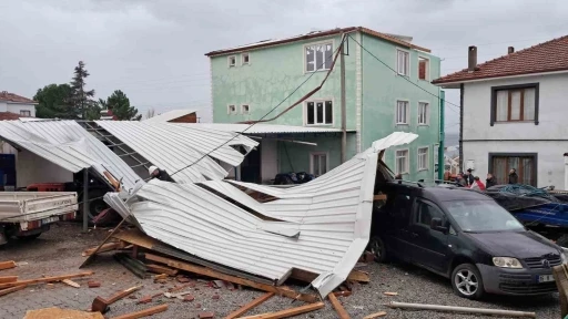 İznik&rsquo;te şiddetli fırtına evin &ccedil;atısını u&ccedil;urdu
