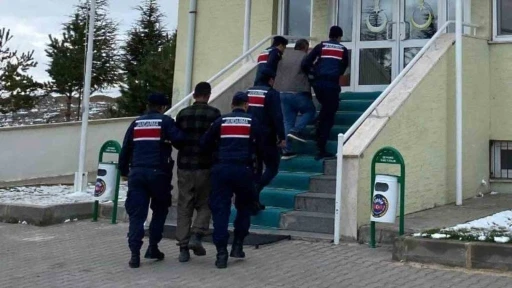 Jandarma 12 kamerayla iz sürdü: Traktör hırsızları yakalandı
