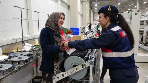 Jandarma 8 Mart Kadınlar G&uuml;n&uuml; dolayısıyla fabrika iş&ccedil;isi kadınları unutmadı
