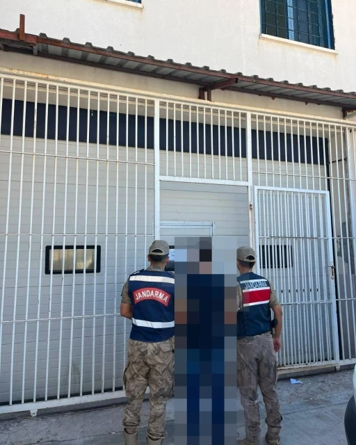 Jandarma aranan 2 şahsı yakaladı
