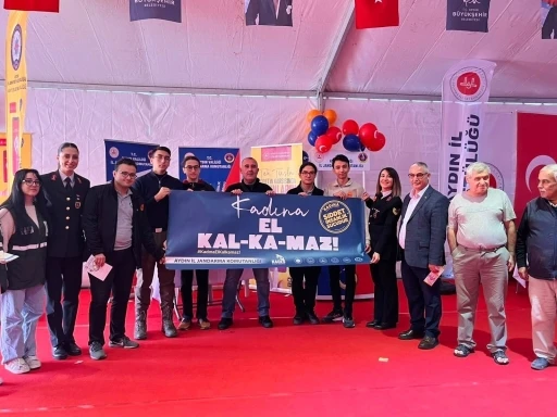 Jandarma, Atatürk Kent Meydanı’ndan vatandaşları bilgilendirdi
