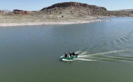 Jandarma barajda 500 metre kaçak ağ buldu
