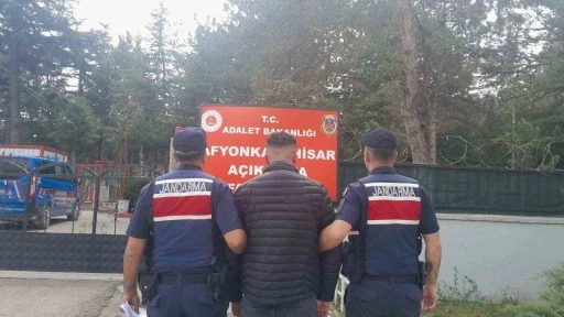 Jandarma &ccedil;eşitli su&ccedil;lardan aranan 10 kişiyi yakaladı
