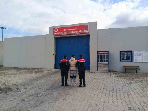 Jandarma çeşitli suçlardan aranan 42 kişiyi yakaladı
