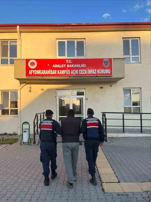 Jandarma &ccedil;eşitli su&ccedil;lardan aranan 45 kişiyi yakaladı

