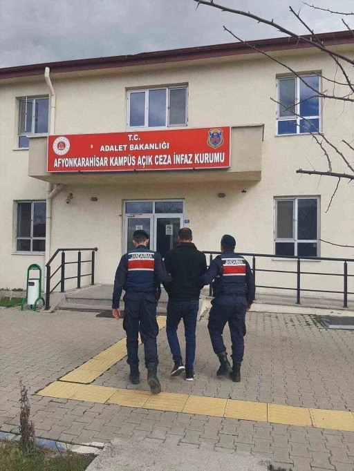 Jandarma &ccedil;eşitli su&ccedil;lardan aranan 45 kişiyi yakaladı
