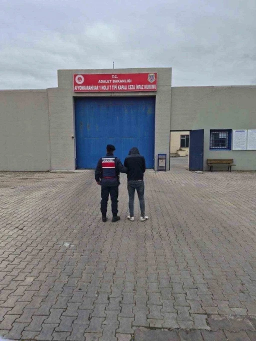 Jandarma &ccedil;eşitli su&ccedil;lardan aranan 46 kişiyi yakaladı
