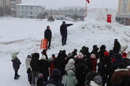 Jandarma &ccedil;ocuklar i&ccedil;in kızak şenliği d&uuml;zenledi
