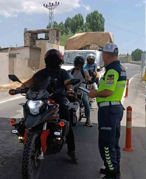 Jandarma ekipleri Ağrı’da 1645 kişiyi sorguladı, 21 araca ceza yazıldı
