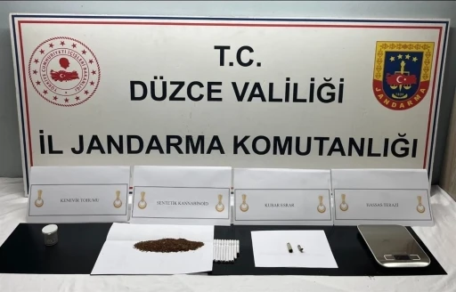 Jandarma ekipleri uyuşturucu ile m&uuml;cadelesini s&uuml;rd&uuml;r&uuml;yor
