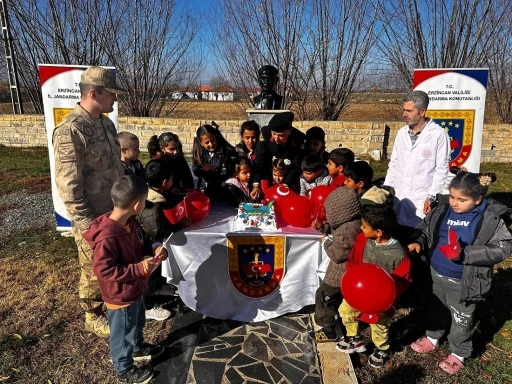 Jandarma ekiplerinden öğrencilere Çocuk Hakları Günü sürprizi
