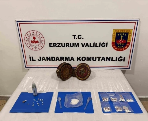 Jandarma Erzurum&rsquo;da ceylan derisi &uuml;zerine yazılmış altın işlemeli Tevrat yakaladı
