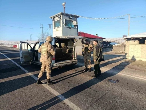 Jandarma göçmen kaçakçılığına geçit vermiyor
