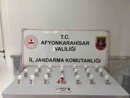 Jandarma iş yerine yaptığı baskında bin 200 adet uyuşturucu hap ele geçirdi
