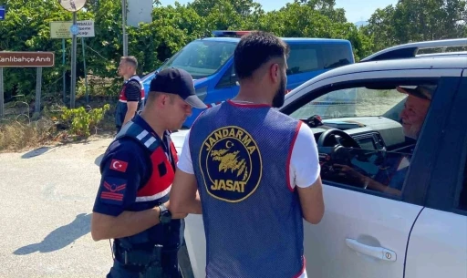 Jandarma, kural tanımaz sürücüleri affetmedi
