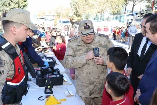 Jandarma, &ouml;ğrencilere yerli savunma sanayiyi anlattı
