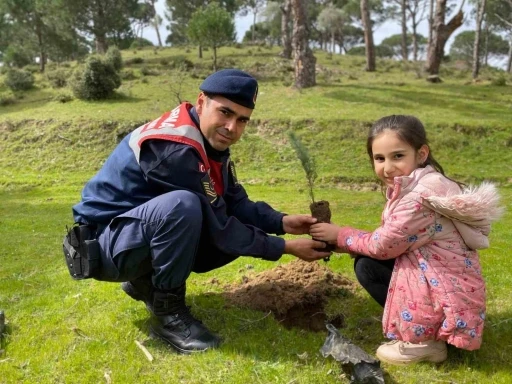 Jandarma öğrencilerle birlikte fidanları toprakla buluşturdu
