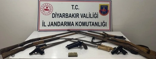 Jandarma operasyonunda &ccedil;ok sayıda silah ve ka&ccedil;ak malzeme ele ge&ccedil;irildi
