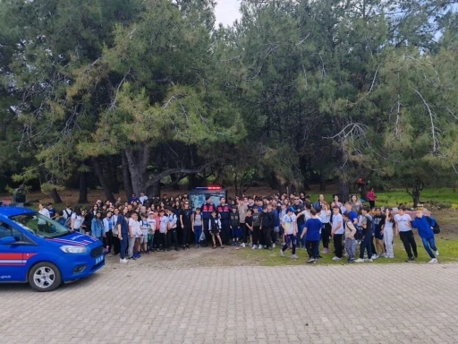 Jandarma personeli öğrencileri bilgilendirdi
