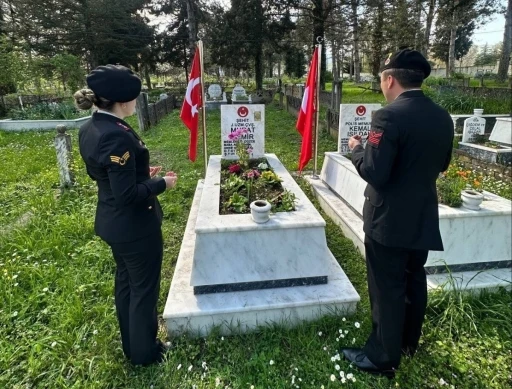Jandarma şehit Demir&rsquo;i kabri başında andı