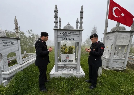 Jandarma şehit &Ouml;zata kabri başında andı
