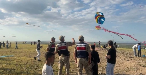 Jandarma sınırda &ccedil;ocuklarla birlikte u&ccedil;urtma u&ccedil;urdu
