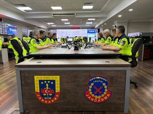 Jandarma sorumluluk bölgelerindeki kara yolları ‘Trafik İzleme Merkezi’nden aralıksız takip ediliyor
