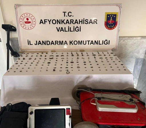 Jandarma tarihi eser niteliği taşıyan 150 adet sikke ve obje ele ge&ccedil;irdi
