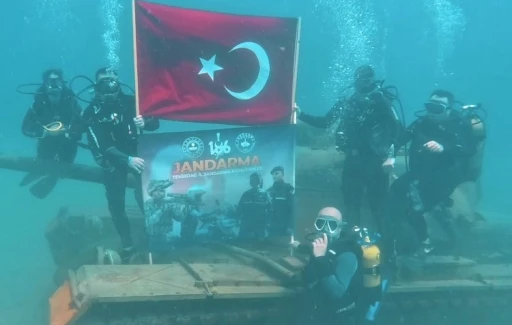Jandarma teşkilatının 186. yıldönümünü su altına kutladılar
