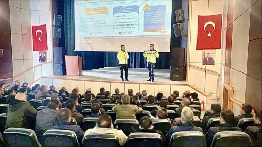 Jandarma trafik ekipleri rehberlik ve bilgilendirme &ccedil;alışmalarını s&uuml;rd&uuml;r&uuml;yor
