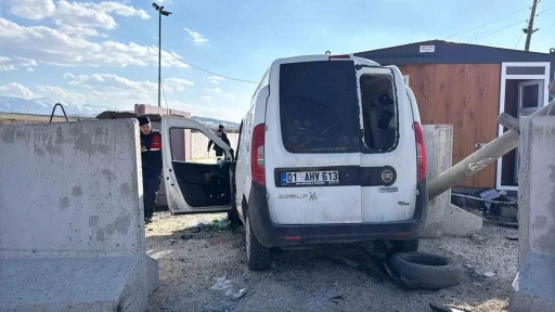 Jandarma uygulama noktasında bariyere &ccedil;arpan s&uuml;r&uuml;c&uuml; hayatını kaybetti
