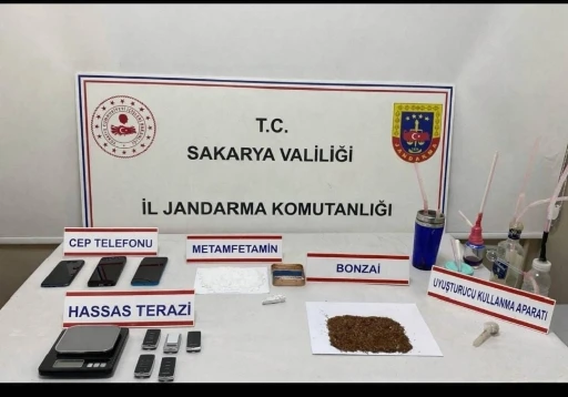 Jandarma uyuşturucuya ge&ccedil;it vermiyor: 3 tutuklama
