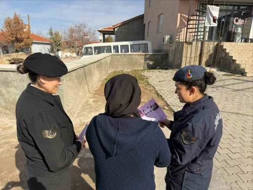 Jandarma vatandaşları kadına şiddetli m&uuml;cadele konusunda bilgilendirdi
