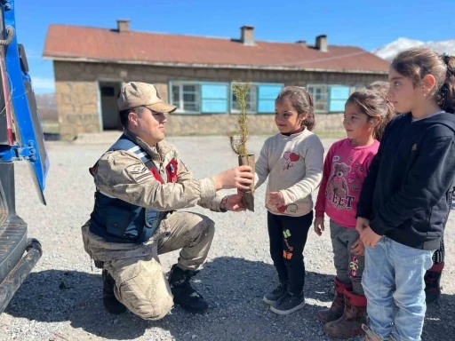 Jandarma ve öğrencilerden fidan dikme etkinliği
