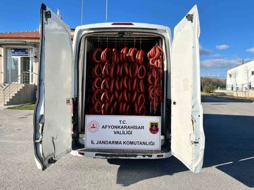Jandarma yaklaşık 3 ton içeriği değiştirilmiş ve insan sağlığına zararlı sucuk ele geçirdi
