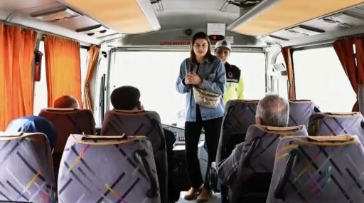 Jandarma yolcu gibi bindiği otobüsü denetledi
