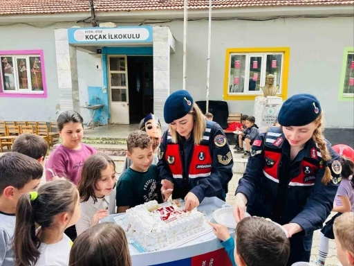 Jandarmadan çocuklara ’23 Nisan’ pastası
