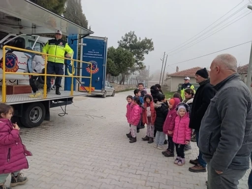 Jandarmadan &ccedil;ocuklara emniyet kemeri eğitimi
