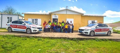 Jandarmadan &ccedil;ocuklara trafik bilinci eğitimi
