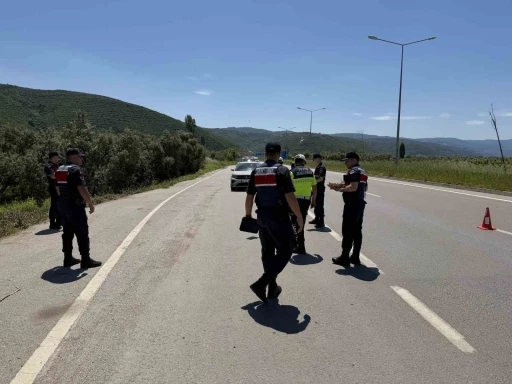 Jandarmadan durdurduğu s&uuml;r&uuml;c&uuml;lere ceza yerine &ccedil;ikolata
