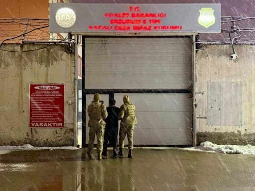 Jandarmadan d&uuml;zensiz g&ouml;&ccedil;men operasyonu; 7 d&uuml;zensiz g&ouml;&ccedil;men, 4 organizat&ouml;r yakalandı

