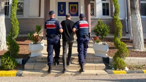 Jandarmadan firari 5 h&uuml;k&uuml;ml&uuml;ye operasyon: 61 yıl hapis cezası bulunan da yakalandı
