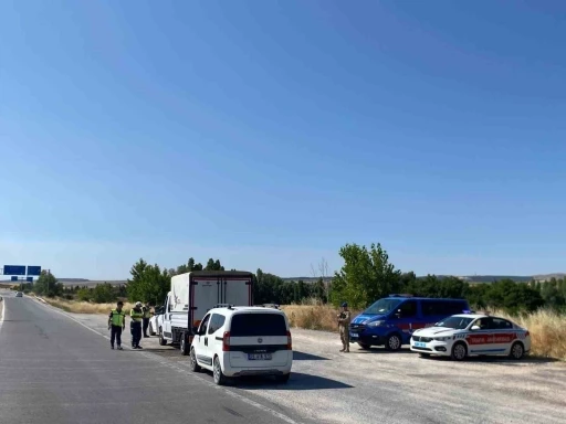 Jandarmadan geniş &ccedil;aplı denetim: 4 bin 920 şahıs, 4 bin 682 ara&ccedil; kontrol edildi
