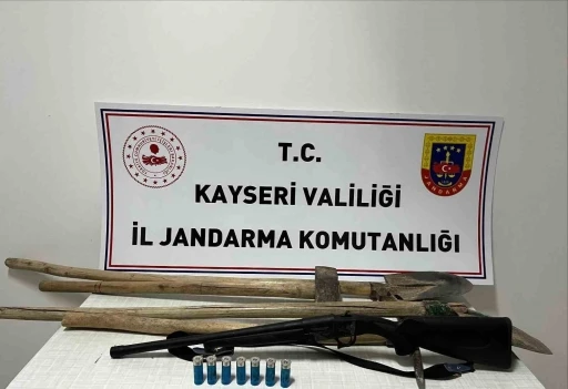 Jandarmadan izinsiz kazı yapanlara suçüstü
