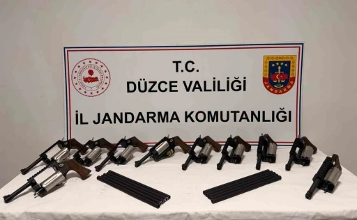 Jandarmadan ka&ccedil;ak silah operasyonu: 2 g&ouml;zaltı
