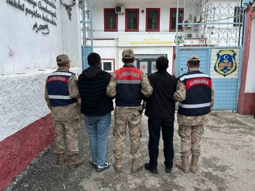 Jandarmadan nokta operasyon: 15 yılı aşkın cezası bulunan 2 firari yakalandı
